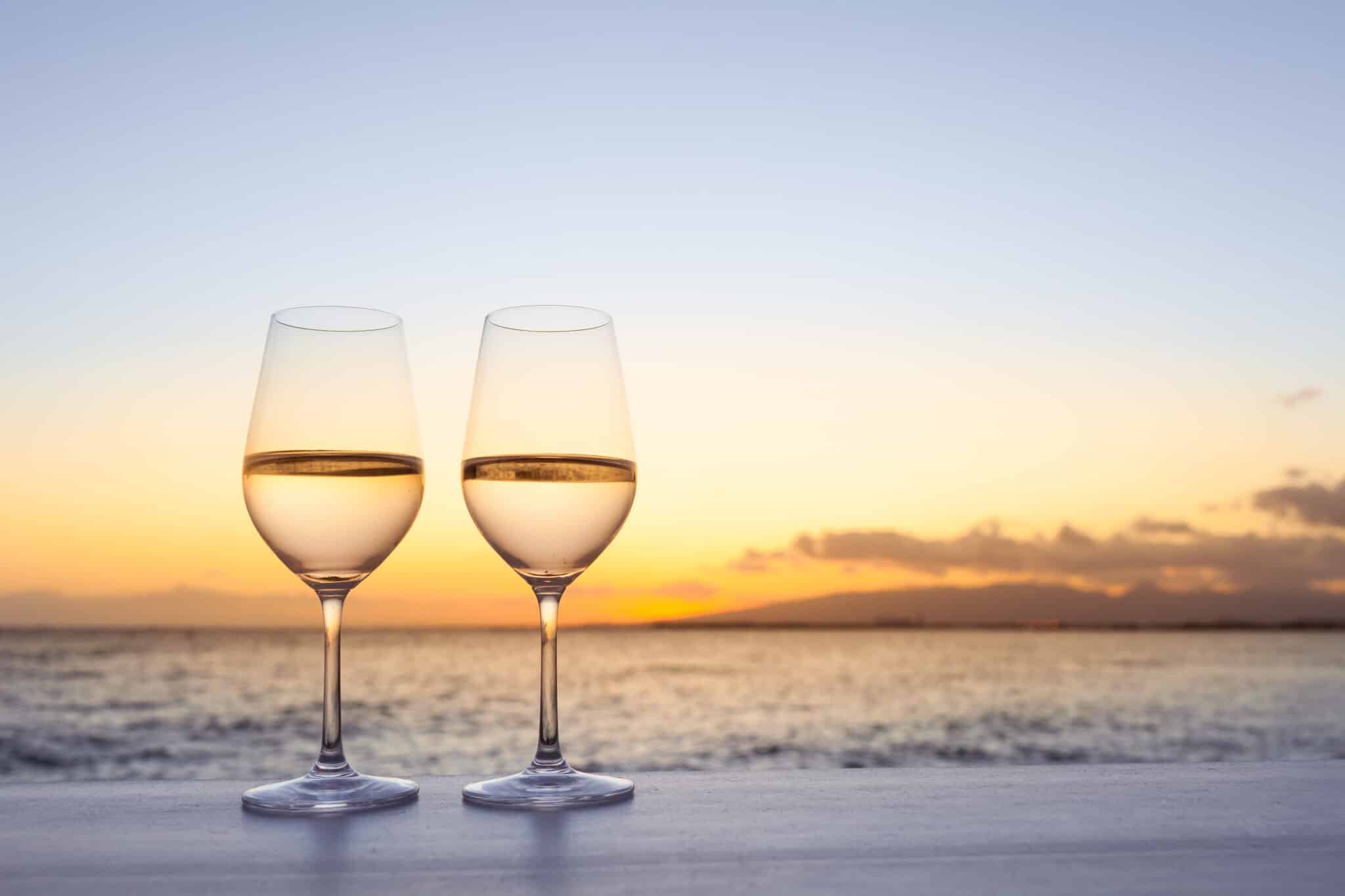 To glas vin med en flot udsigt